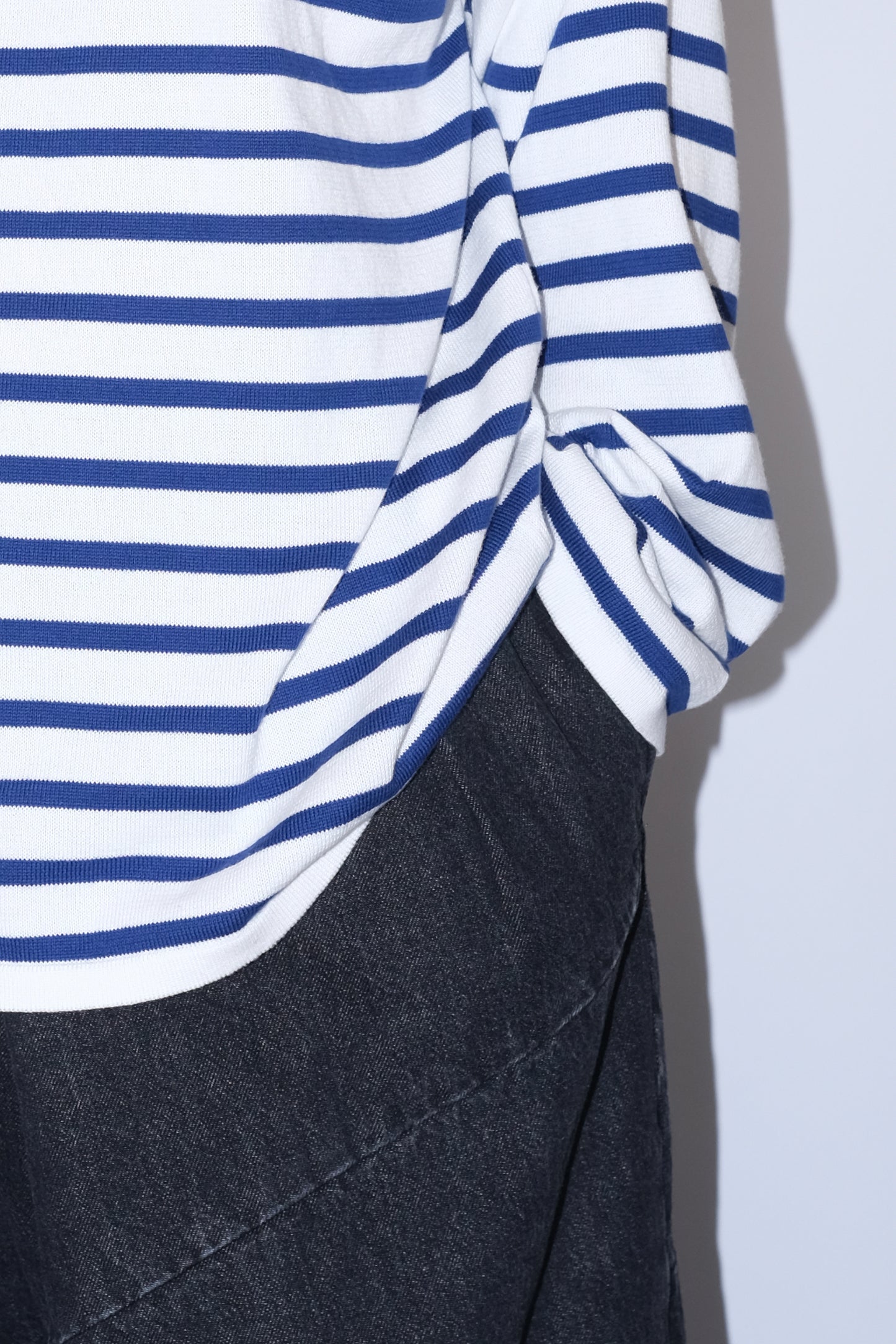 Detail of the women's boat neck Breton shirt with blue and white stripes, part of the timeless Marinière collection.