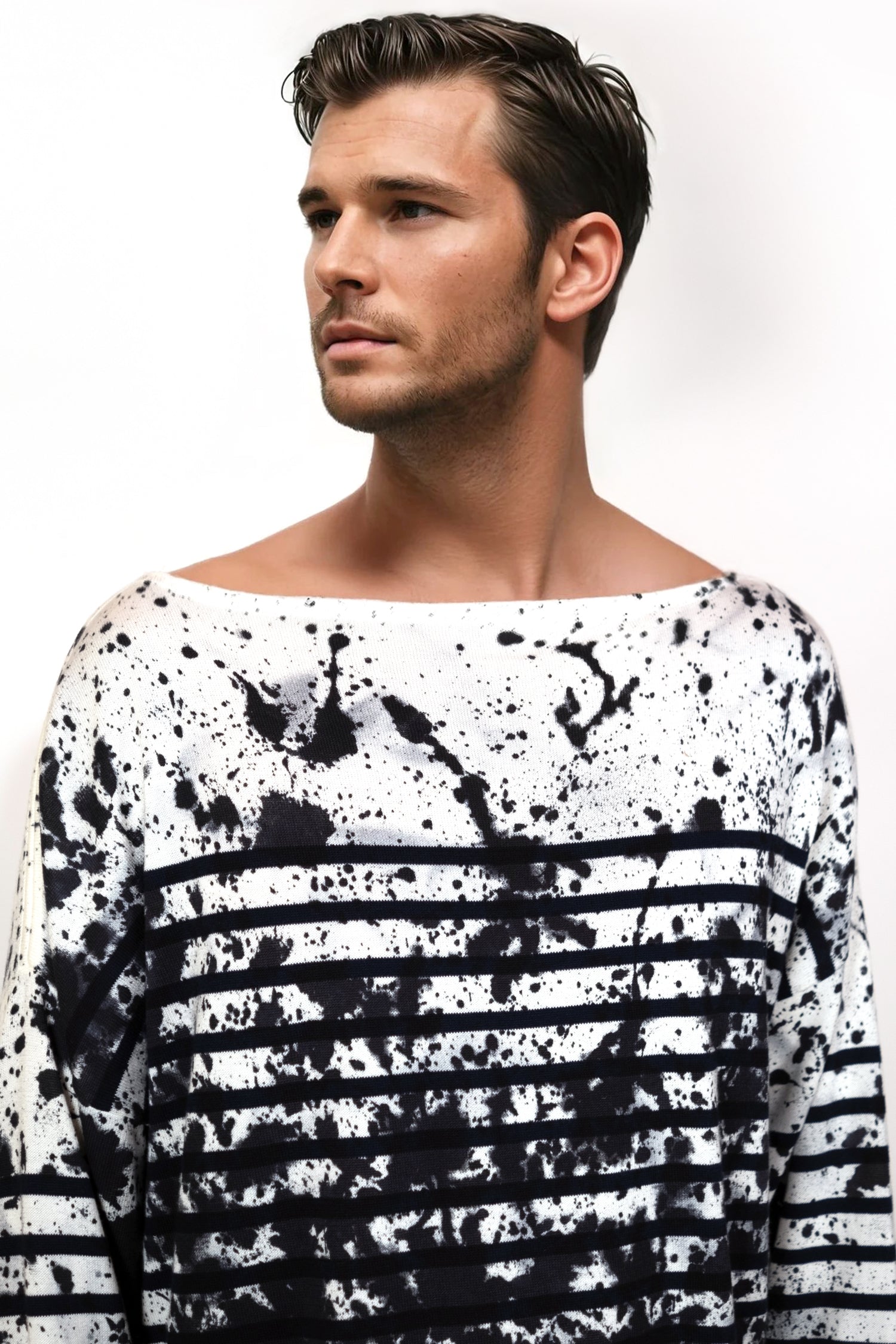 Fashion men's marinière shirt with boat neck, white base and deep navy stripes